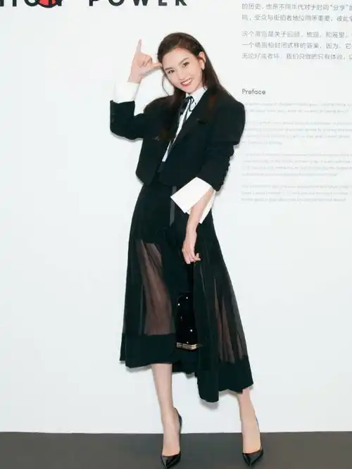 初秋怎么做到又酷又美杨紫戚薇都选择了西装仙女裙,美到惊艳
