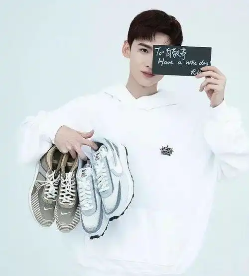 懂鞋会穿身材好,男女通吃的肌肉小奶狗,白敬亭真是宝藏男孩
