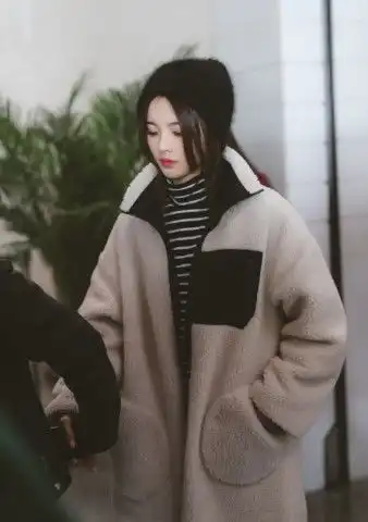 杨超越身穿大袍子现身机场,却被手机挂件抢镜了,是订做的

