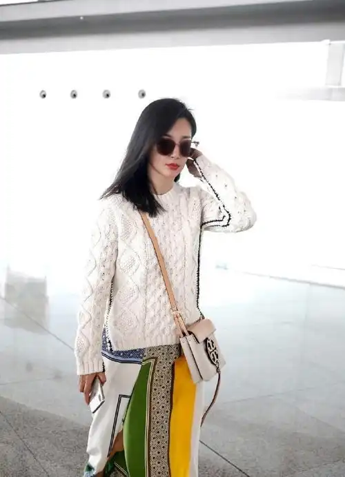 李冰冰低调但气质出众,白色毛衣配丝巾裙,黑长发优雅得刚刚好
