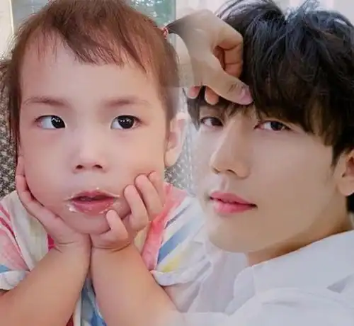 美男丈夫在家带娃,演员柳真一家四口,过着不太韩式的甜美生活
