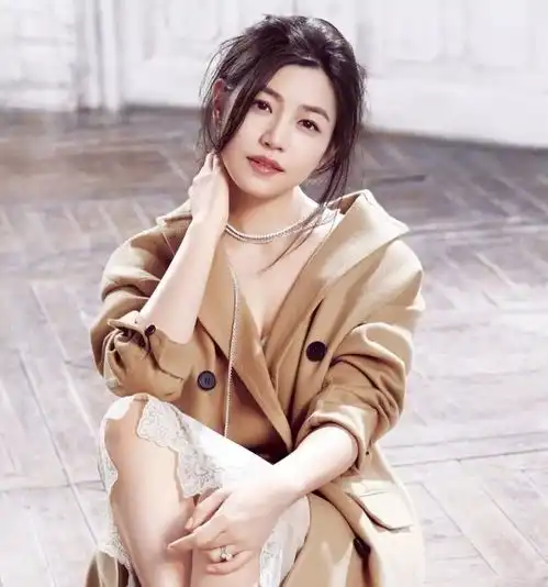 行走的水蜜桃陈妍希,白到发亮的皮肤,满满的胶原蛋白
