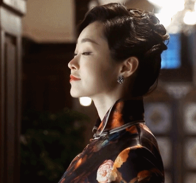 长了一张清纯玉女的脸,实际上演起戏来风情万种,人不可貌相啊
