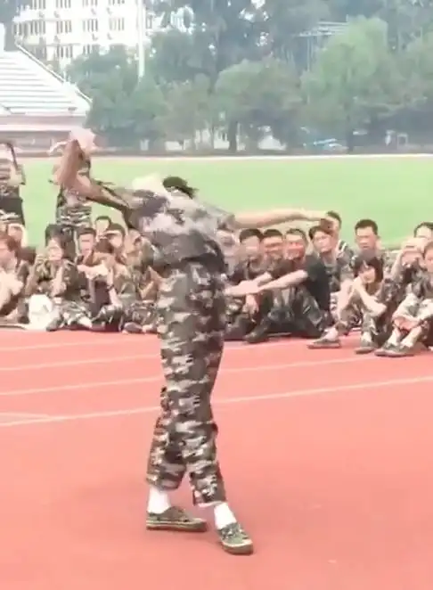 军训展示才艺,小姐姐说下腰就下腰,一般人可比不了
