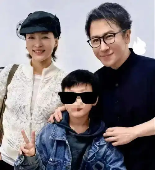 董卿上海看话剧,穿着时尚与曹可凡辛柏青合影,素颜显老气质优雅
