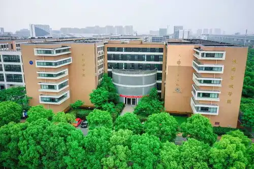 23岁女大学生惨遭杀害,杀人者为黑人外教,学校为何保持沉默
