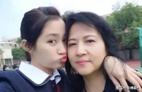 关晓彤妈妈陪女儿去横店拍戏,还亲自上街购物,真是一位好妈妈
