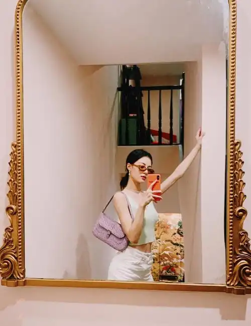 胡一天钟楚曦另类婚纱照穿西装和婚纱骑摩托,看上去太浪漫了
