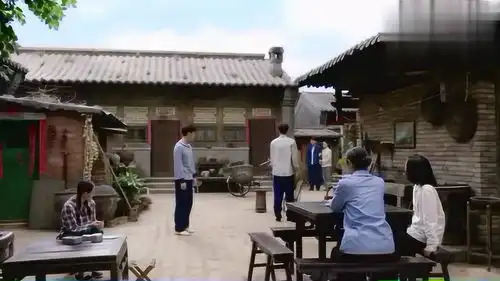 芝麻胡同鹤年见到宽子连声招呼都不打,宽子表情很落寞
