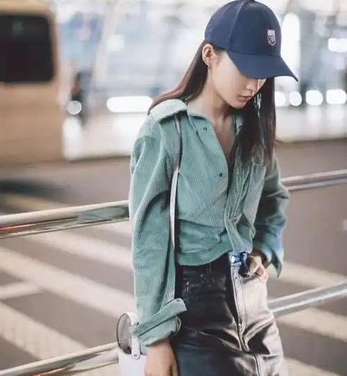 李沁究竟瘦了多少这么紧的皮裙都能塞进外套,女生看了都羡慕
