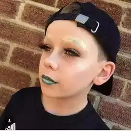 看完这位小朋友的化妆技术,你还敢说自己会化妆吗
