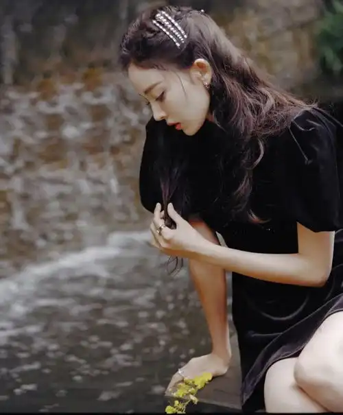 优雅不失温度,丝绒连衣裙是骨子里的风情万种
