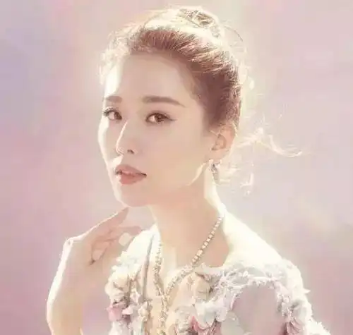 34岁刘诗诗,清新干净优雅端庄,是世间罕见的气质型女神
