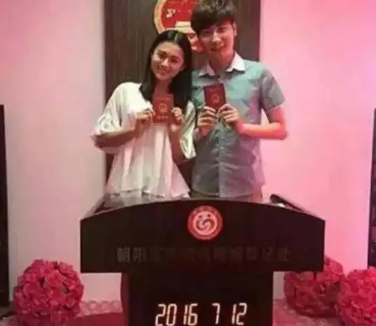 还记得花千骨中的糖宝吗隐婚多年老公被曝光,网友配一脸
