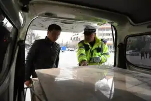 面包车非法载货被处罚司机称给亲戚帮忙,还不如租车送货
