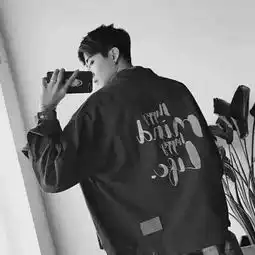 2018个性头像男生背影黑白高清图片细水长流把日子过透
