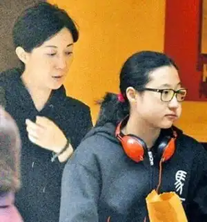 成龙大哥15岁私生女罕见私照
