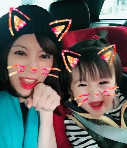 贾静雯生下第三个女儿后为什么不晒娃了,看到这些你就知道啦
