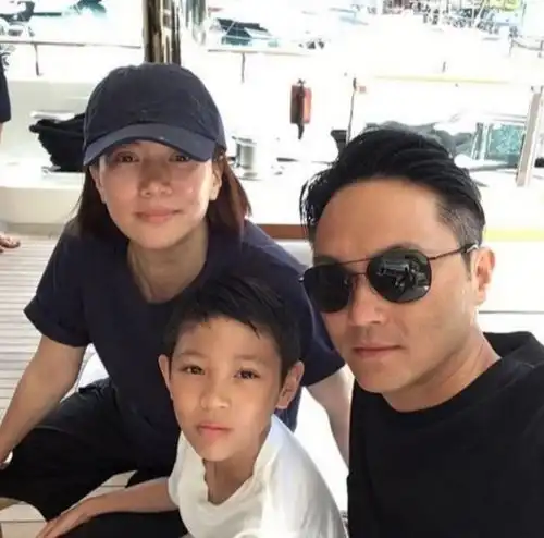 袁咏仪15岁儿子近照,长腿纤瘦只有爸爸一半粗,营养不良
