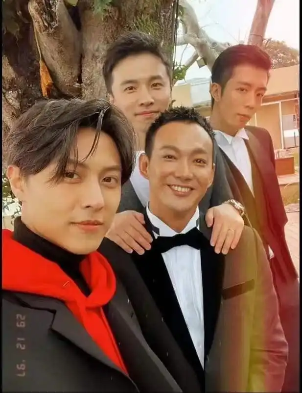 恭喜36岁男星求婚成功,假借工作之名骗女友上山,对方感动落泪
