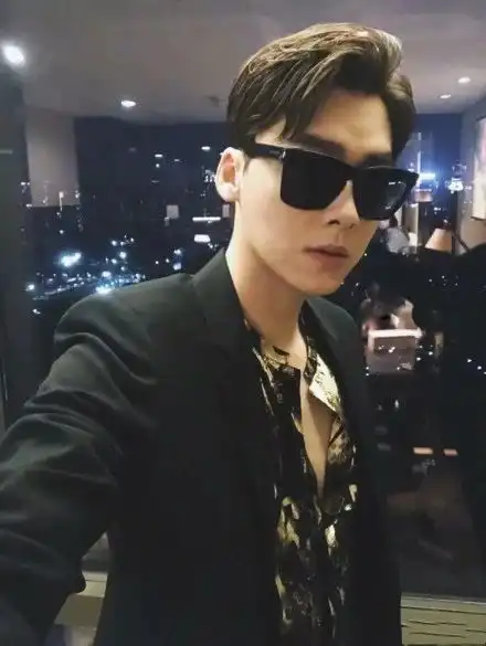 李易峰终于不再装嫩了穿着收腰小西装挺有型,这花衬衫怪尴尬
