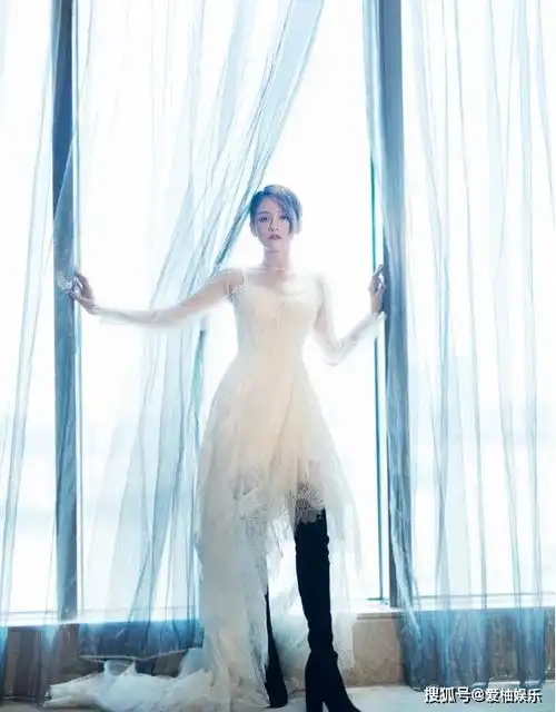 40岁陈乔恩这打扮也太减龄了,个性又养眼,一点也不像38岁的样子
