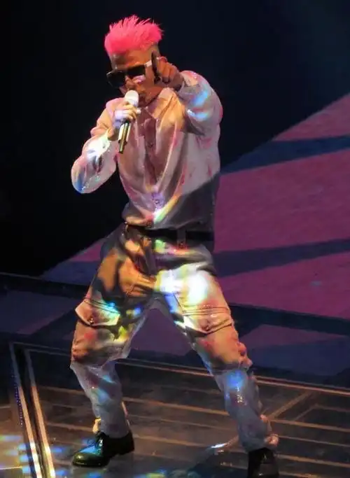 染头发涂指甲算什么,郭富城的透视装才是骚气十足
