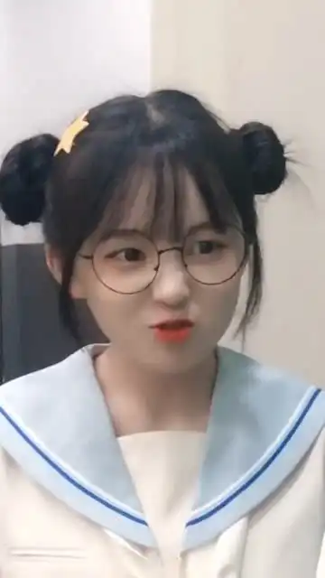你们要的表情包来了,这位小姐姐,是吃可爱长大的吧
