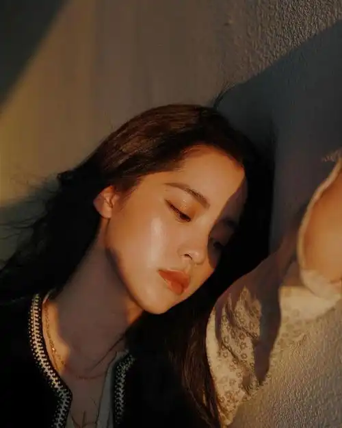 组图欧阳娜娜夕阳下露温柔侧颜穿印花衬衫搭马甲变文艺少女
