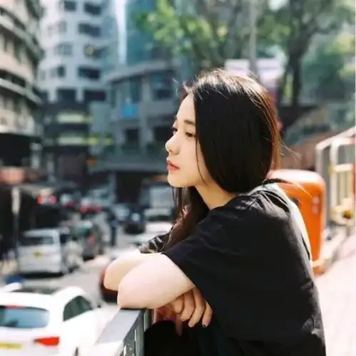 在你面前,我已经学会了假装坚强
