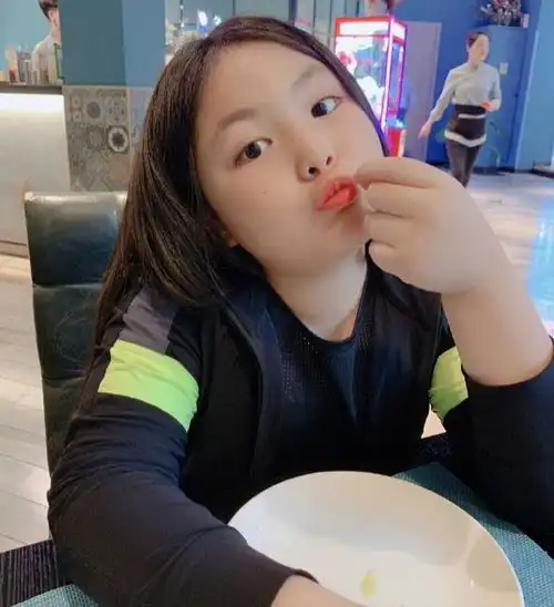 李湘母女伦敦逛街太奢侈,购物袋多到眼花,王诗龄身材和妈妈一样
