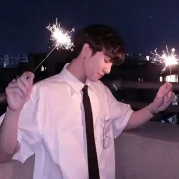 最新男生头像伤感唯美大全手拿烟花棒的男生头像
