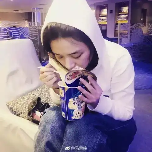 橙红年代吃面梗火了,陈伟霆马思纯戏外互动更有趣
