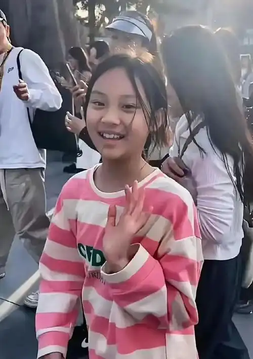 看了11岁甜馨和14岁王诗龄的近照,才明白李小璐和李湘的区别
