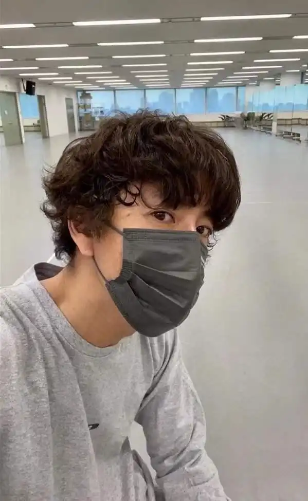 49岁木村拓哉晒新发型,浓颜美男变盐系小奶狗,工藤静香秀直角肩
