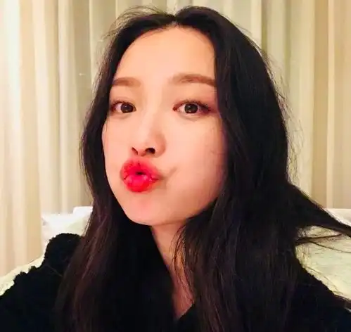 倪妮纪念出道7周年,晒大红唇自拍,嘟嘴卖萌,再现雨墨性感妖娆
