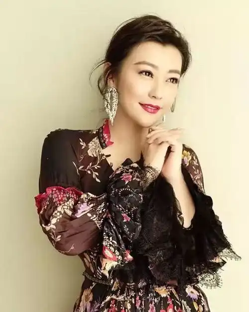 41岁郝蕾生图发福严重,上围珠圆玉润显富态,全身散发魅力
