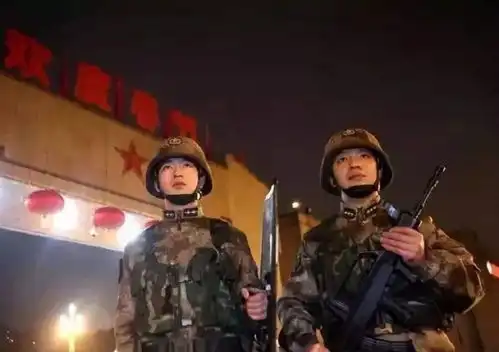 两名军人站岗放哨,为何只有一人持枪20年前的教训太惨痛

