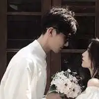 一男一女捧花情人头像
