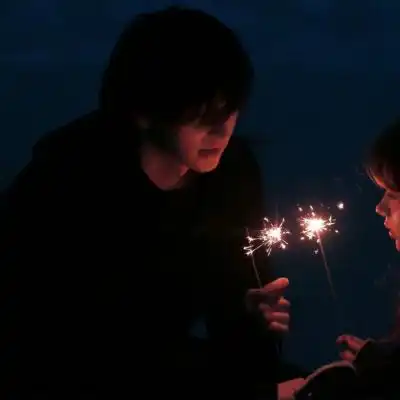 一男一女放烟火情头头像,情侣头像图片
