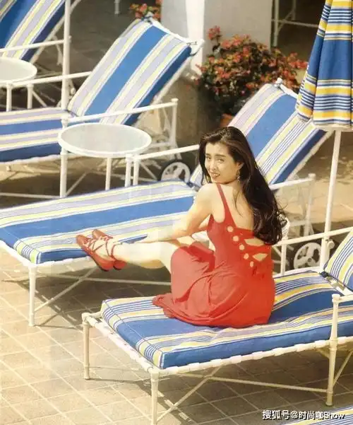 跟着王祖贤学港风穿搭,复古又经典,尽显女人味
