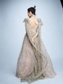 周冬雨亮片裙美似精灵公主,转身秀蝴蝶背被赞得瘦成啥样
