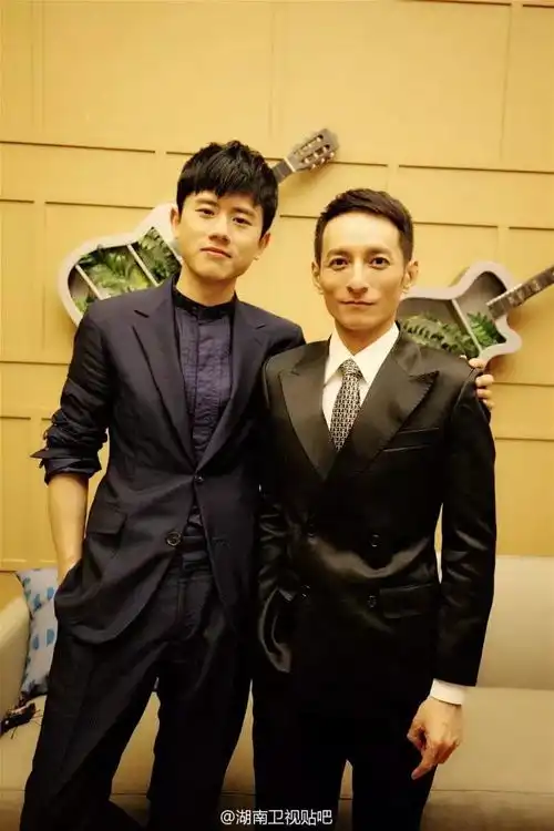 连傍上选秀教母被传是gay,和谢娜当场黑脸都没火的李维嘉,却因为瘦成皮包骨上头条了
