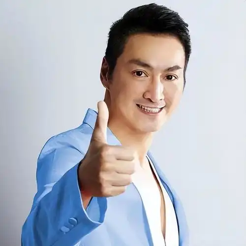 62岁何家劲路边摆摊卖烧烤,烟熏火燎热出汗,生意忙到直咧嘴
