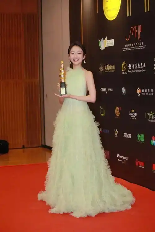 周冬雨成名路艰辛,从小失去父亲,继父一路陪伴
