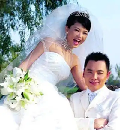 最丑影后秦海璐17年前被李湘抢走男友,如今被老公宠成公主
