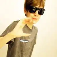 微信男头像斜刘海带墨镜微信头像图片大全
