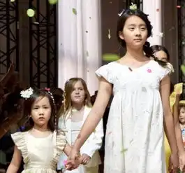 王菲女儿黄磊女儿巴黎走秀,小s女儿跳舞拿金牌,再看赵本山女儿
