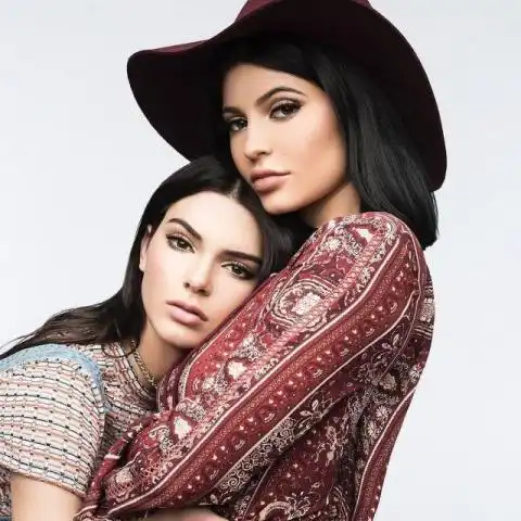 22岁金小妹潇洒赛肯豆穿吊带裙勾勒性感曲线,掷2.5亿元购豪宅
