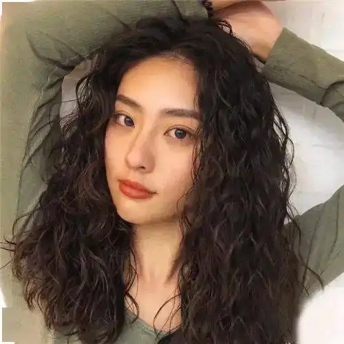 港风泡面头发型小卷烫卷女人味十足
